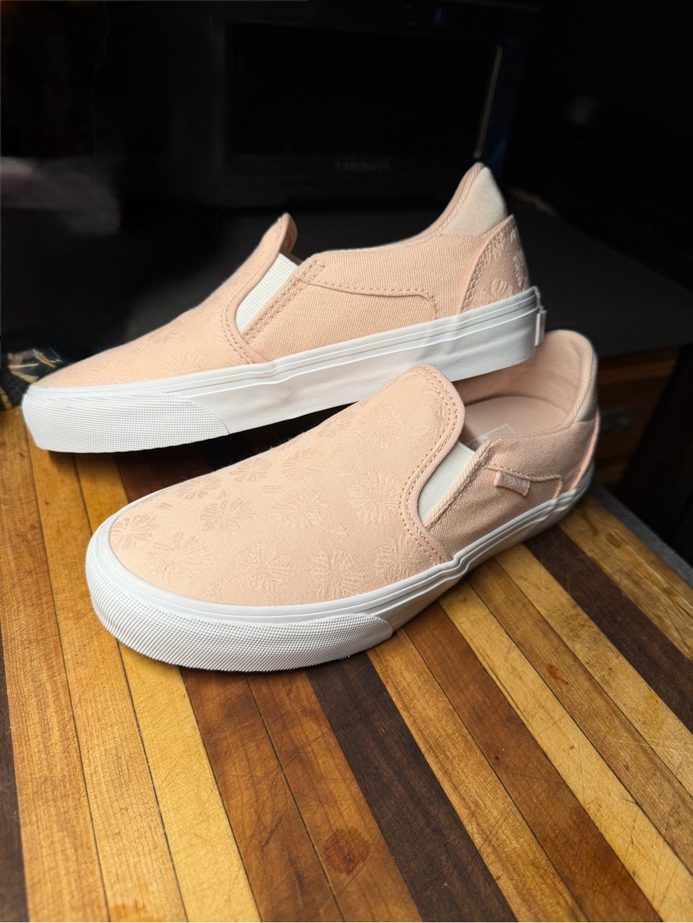 VANS Women's Slip-On Low Top Sneaker Deluxe Comfort Pink Floral Logo Size 7